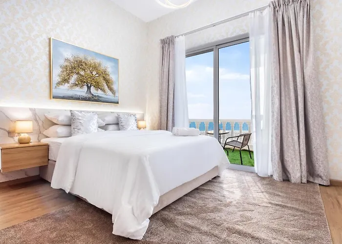 Live And Experience A Stunning Sea View Studio